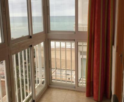 Foto de las instalaciones de este hotel con vistas al mar.