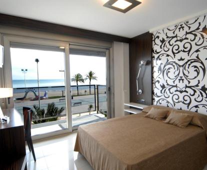 Foto de las instalaciones de este hotel con vistas al mar.