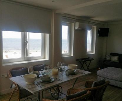 Foto del salón comedor con vistas al mar del apartamento.