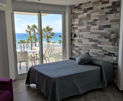 Foto del dormitorio con vistas al mar y terraza privada de este estudio.