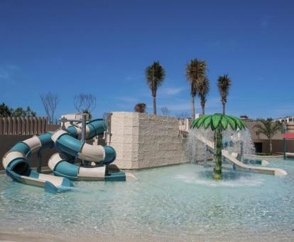 Foto de la piscina con toboganes de agua del hotel.