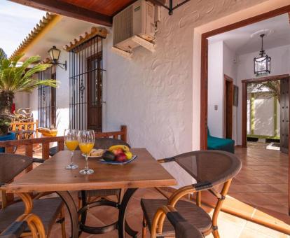 Foto de uno de los alojamientos de este camping junto al mar.