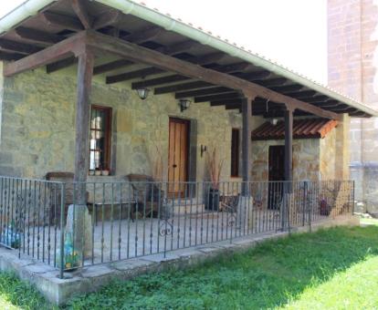 Foto de esta bonita casa rural de piedra con porche y jardÃ­n.