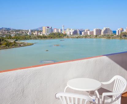 Foto de las instalaciones de este hotel con vistas al mar.