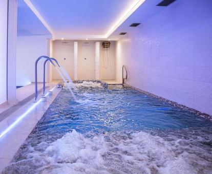 Foto de la piscina de hidroterapia del spa disponible todo el año.