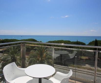 Foto de las instalaciones de este hotel con vistas al mar.