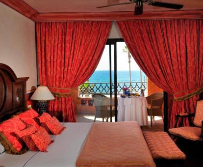 Foto de una de las habitaciones con balcón y vistas al mar del hotel.