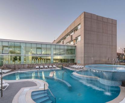 Foto de la piscina con chorros de hidroterapia al aire libre del hotel.