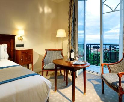 Foto de una de las habitaciones con vistas al mar del hotel.