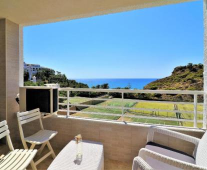 Foto de las instalaciones de este hotel con vistas al mar.