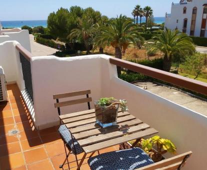 Foto de la terraza privada con vistas al mar de este apartamento.
