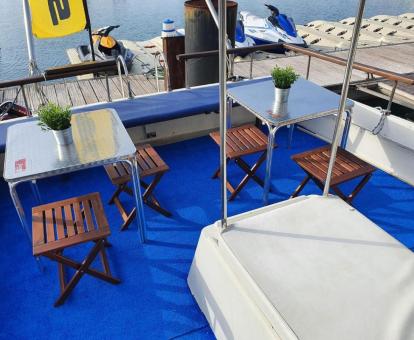 Foto de la terraza amueblada de este coqueto barco.