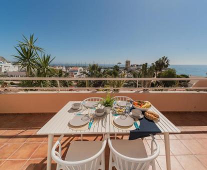 Foto de las instalaciones de este hotel con vistas al mar.
