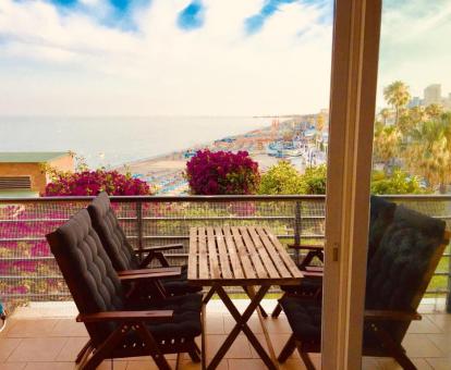 Foto de la terraza amueblada con espectaculares vistas al mar y a los alrededores de este estudio.
