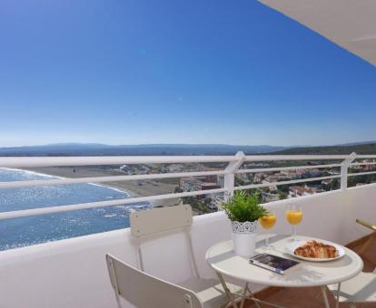 Foto de una de las terrazas privadas con vistas al mar del alojamiento.