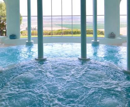 Foto de la piscina de hidroterapia con impresionantes vistas del spa.