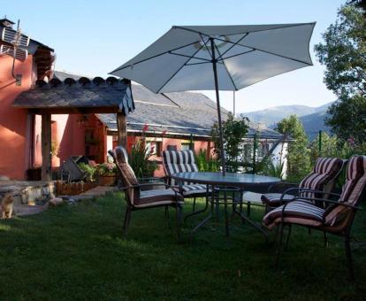 Foto de la zona exterior con jardín y preciosas vistas a las montañas de la casa.