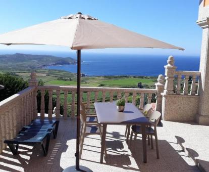 Foto de la terraza privada con vistas al mar y zona de barbacoa de esta casa independiente.