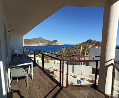 Foto de las instalaciones de este hotel con vistas al mar.