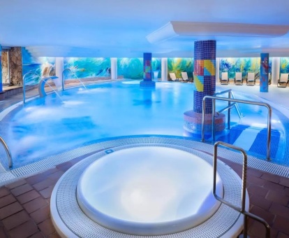 Foto de la amplia piscina de hidroterapia del spa del hotel.