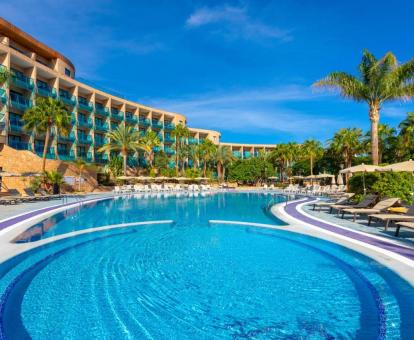 Foto de la piscina al aire libre disponible todo el año de este hotel.