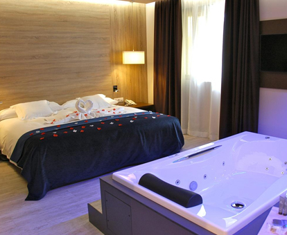 Foto de la suite con jacuzzi en la habitaciÃ³n, del FÃ©lix Hotel de Tarragona