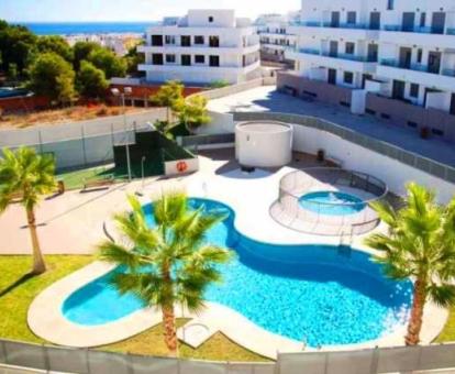 Foto de las instalaciones de este hotel con vistas al mar.