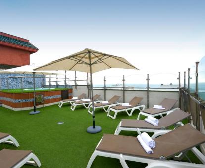 Foto de la terraza solarium con jacuzzi exterior y vistas al mar de este hotel.