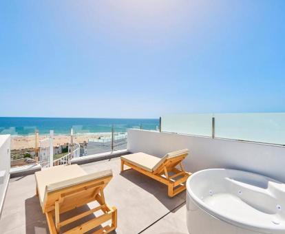 Foto de la terraza privada con jacuzzi y vistas al mar de una de las habitaciones del hotel.