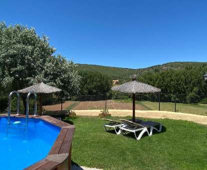 Piscina al intemperie de madera con impresionante vista a las montañas. Casa Rural El Balcón De Alboreca en Alboreca