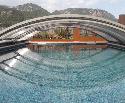 Piscina exterior semi-techada y con vista a las montañas en la Casa Rural L'Era d'En Bella Sant Llorence de Morunys 