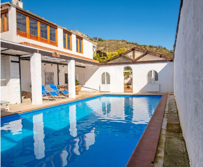 Piscina exterior ubicada en el patio de la Casa Nina Celi en Zagrilla