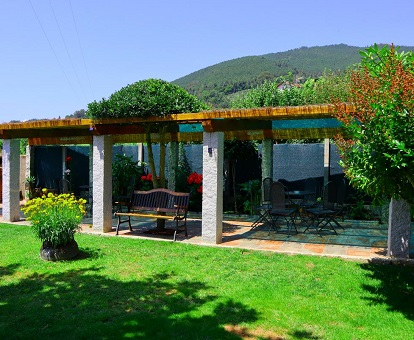 Piscina exterior situada en el centro del jardín y con una hermosa vista hacia las montañas Casa A Chairiña y A Revolta Arnoia