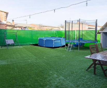 Piscina al aire libre armable ubicada en el area de juegos para niños de la Casa Abuela Nila en Cogeces de Iscar