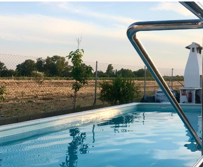 Piscina al aire libre con fuente de agua y con linda vista hacia la llanura Casa Rural La Casa del Agua Mérida La Garrovilla