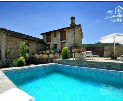 Hermosa piscina exterior de la Casa Alaman en Centenero