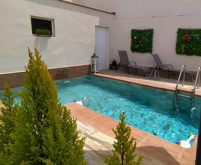 Piscina al aire libre de la Casa Rural Albahaca en Herrera del Duque