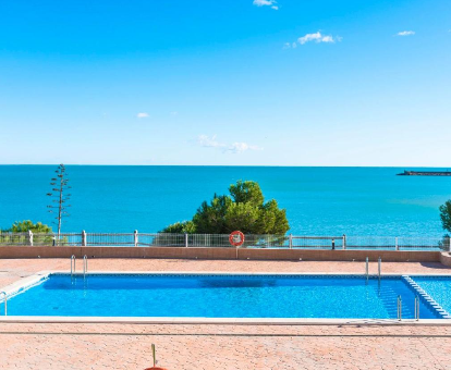 Piscina al aire libre ubicada justo al lado de la playa en la casa Alcanar 01 Les Cases d'Alcanar