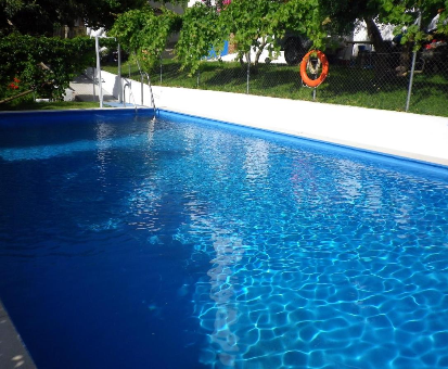 Fabulosa piscina exterior familiar, ubicada muy cerca del jardín del Albergue Rural de Algodonales