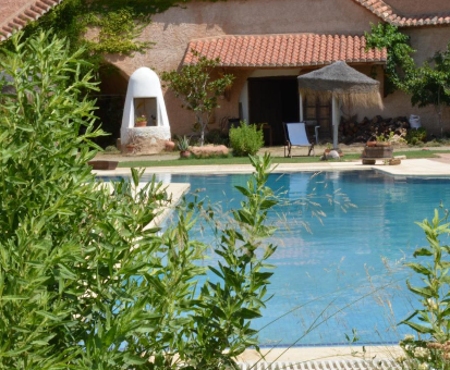 Piscina exterior situada muy cerca del jardín Casa Cuevas Almagruz en Purullena