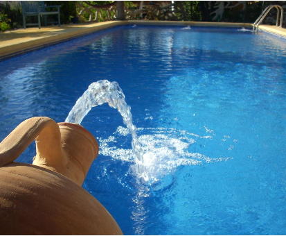 Piscina al aire libre con fuente d agua de la Casa Rural Aloe Vera Huércal-Overa