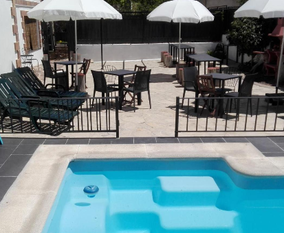 Piscina exterior ubicada en terraza. Casa Rural La Casa Blanca del Alto Tajo en Ablanque