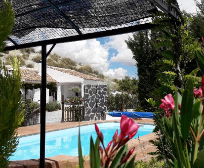 Piscina exterior situada al lado del jardín de la Casa Andalucia en Baza