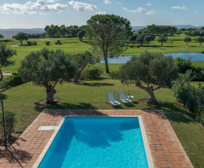 Piscina exterior con hermosa vista hacia las sabanas. Resort Villas Andalucía Benalup Casas Viejas