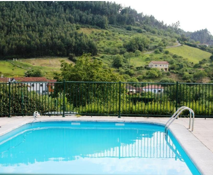 Piscina exterior con hermosa vista a las colinas de la villa Arroes Village And Pool en Villaviciosa