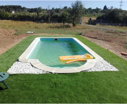 Piscina al aire libre con vista hacia la llanura. Finca Arroyo del Valle en San Andrés del Rabanedo 