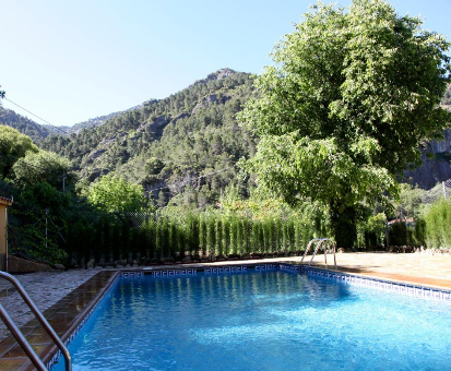 Piscina al aire libre cerca de las colinas de La Iruela. Casa Rural Arroyo Rechita