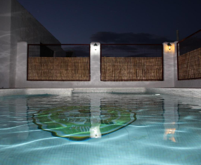 Piscina exterior ubicada en el patio de la Casa Rural Asiento del Río Pruna