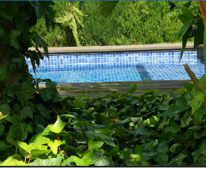 Piscina al aire libre localizada en el jardín de la casa Azahar y Buganvilla House en Gandía