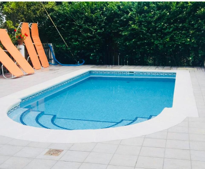 Piscina al aire libre de la Casa Rural Barranco de la Salud en Laroles